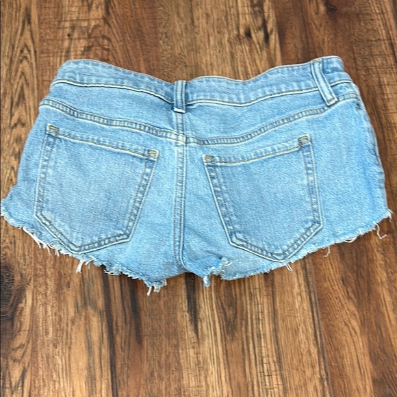 Old Navy Women's Light Blue Distressed Jean Shorts low rise like new - Picture 3 of 3